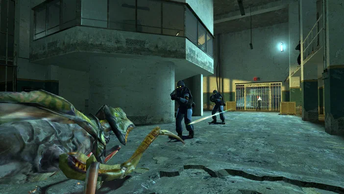 Dans Half-Life 2, deux soldats en armure noire affrontent un monstre reptilien dans une base industrielle sombre.