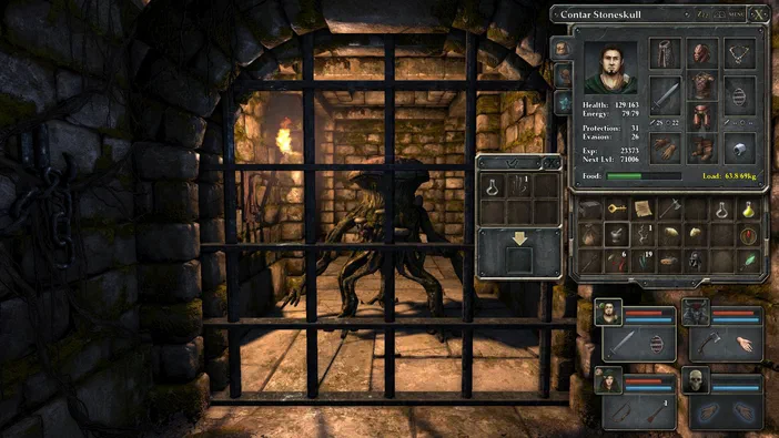 Capture d'écran du jeu Legend of Grimrock montrant un personnage prisonnier derrière une grille de cellule, avec l'interface utilisateur affichant ses statistiques et inventaire.
