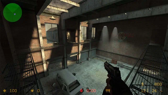 Capture d'écran de Counter-Strike: Source montrant une vue en première personne dans un bâtiment industriel avec des murs en briques, où le joueur tient un pistolet.