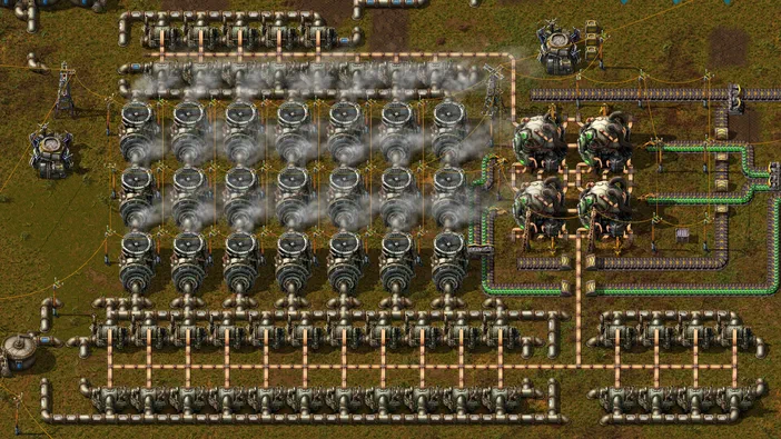 Vue de dessus d'une base complexe dans le jeu Factorio avec des usines et un réseau dense de tuyauteries.
