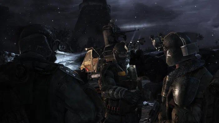 Dans le jeu vidéo Metro 2033, trois personnages en armure se tiennent dans un paysage hivernal sombre sous une tour.