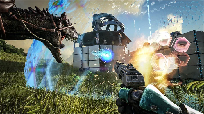 Dans le jeu ARK: Survival Evolved, un joueur tire sur une structure hexagonale protégée par des drones et attaquée par un dinosaure.