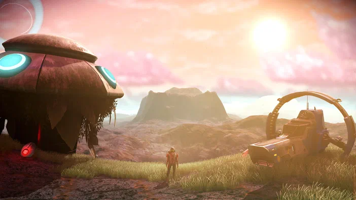 Capture d'écran du jeu vidéo No Man's Sky montrant un personnage debout dans une plaine herbeuse sous un ciel rose, avec des structures futuristes et le soleil brillant.