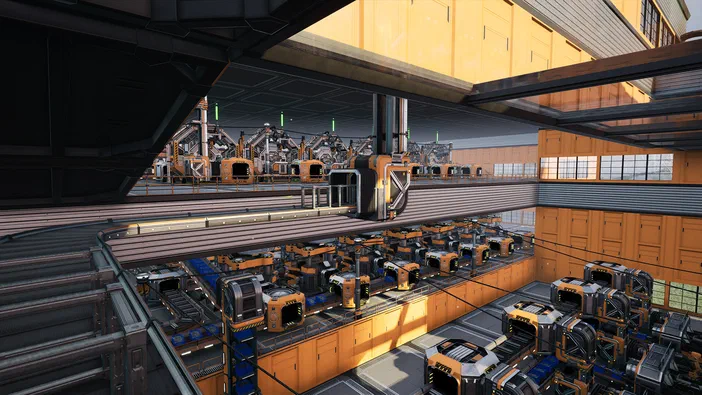 Capture d'écran du jeu vidéo Satisfactory montrant une usine automatisée avec des machines orange et grises sur plusieurs niveaux dans un environnement industriel.