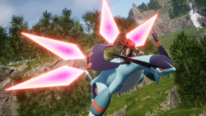 Dans le jeu Palworld, un personnage chevauche une créature ailée bleue aux ailes lumineuses roses en vol au-dessus d'un paysage montagneux verdoyant.