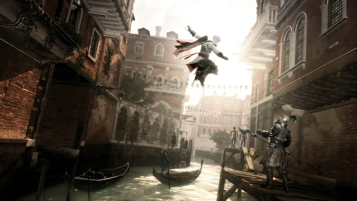 Dans Assassin's Creed II, Ezio Auditore effectue une saut acrobatique au-dessus d'un canal de Venise tandis qu'une garde l'observe depuis un pont.