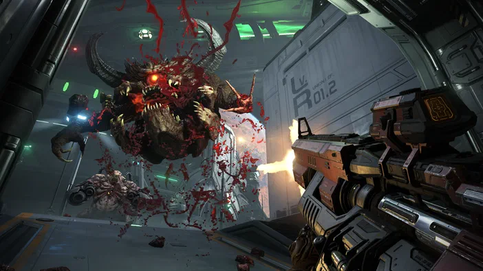 Dans DOOM Eternal, le joueur tire sur un démon sanglant dans une base spatiale.