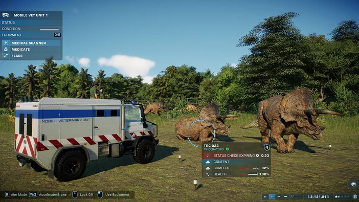 Dans Jurassic World Evolution 2, une ambulance vétérinaire est stationnée près de deux triceratops dans un parc sauvage.