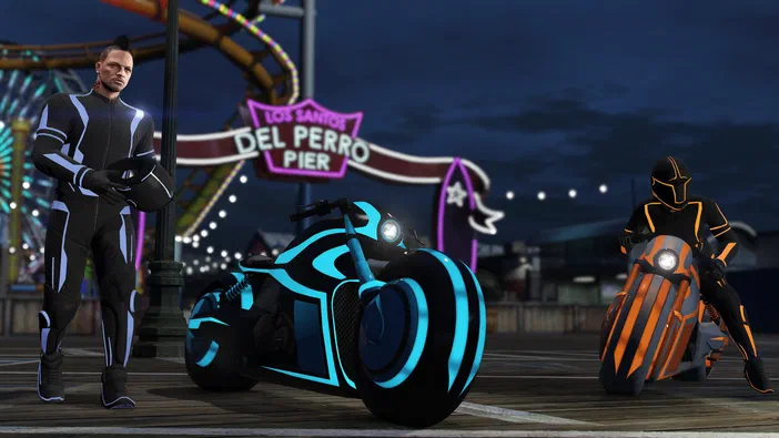 Dans Grand Theft Auto V Legacy à Del Perro Pier, un personnage en combinaison noire et bleue tient un casque près d'une moto futuriste aux motifs néons cyan. Un autre motard avec une tenue orange est assis sur sa propre moto stylisée devant le panneau lumineux du lieu.