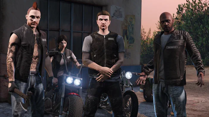 Capture d'écran du jeu vidéo Grand Theft Auto V montrant quatre personnages en tenue de motard avec des motos devant un bâtiment.