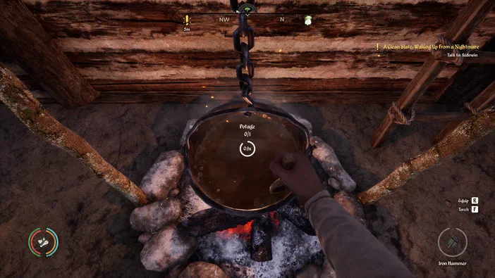 Dans le jeu vidéo Medieval Dynasty, une main tient un chaudron suspendu au-dessus d'un feu de camp où l'on prépare du potage.