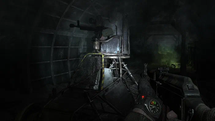 Dans le jeu vidéo Metro 2033, une vue en première personne montre un joueur armé d'un fusil dans un tunnel sombre et industriel.