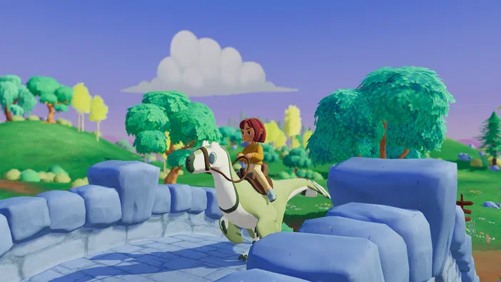 Dans le jeu vidéo Paleo Pines, une jeune fille aux cheveux roux chevauche un dinosaure vert sur un chemin de pierre entouré d'une haie bleue et de collines verdoyantes sous un ciel bleu parsemé de nuages blancs.
