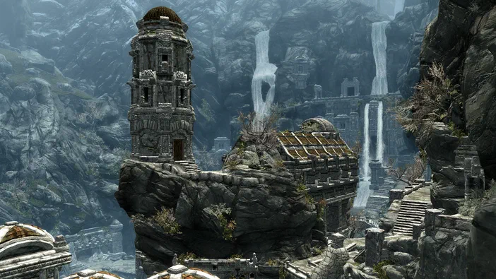 Vue d'une ruine de tour en pierre perchée sur un rocher dans le jeu vidéo The Elder Scrolls V: Skyrim