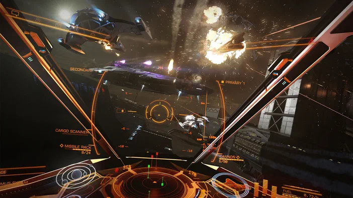 Capture d'écran du jeu vidéo Elite Dangerous montrant une vue cockpit de vaisseau spatial en combat avec des explosions et un HUD orange.