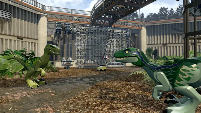 Deux dinosaures verts en style LEGO face à face dans une zone de jeu avec des structures métalliques et du feuillage.