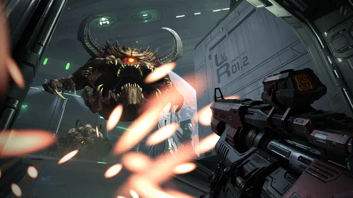 Dans DOOM Eternal, le joueur vise un démon à cornes et yeux rouges dans une base spatiale.