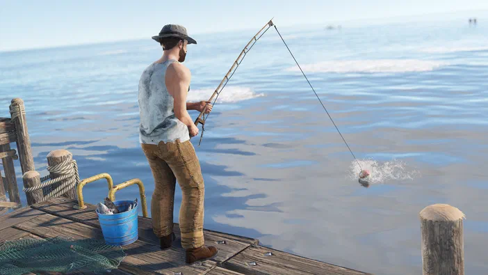 Dans le jeu Rust, un personnage pêche depuis une plateforme en bois au bord de l'eau.