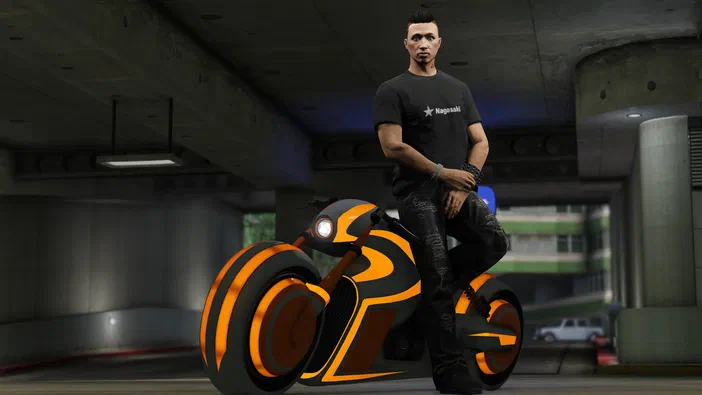Dans Grand Theft Auto V Legacy, un personnage masculin est assis sur une moto futuriste orange et noire dans un garage.