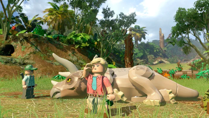Dans LEGO® Jurassic World, deux personnages minifigurines observent un dinosaure en forme de brique tombé à terre dans une jungle.