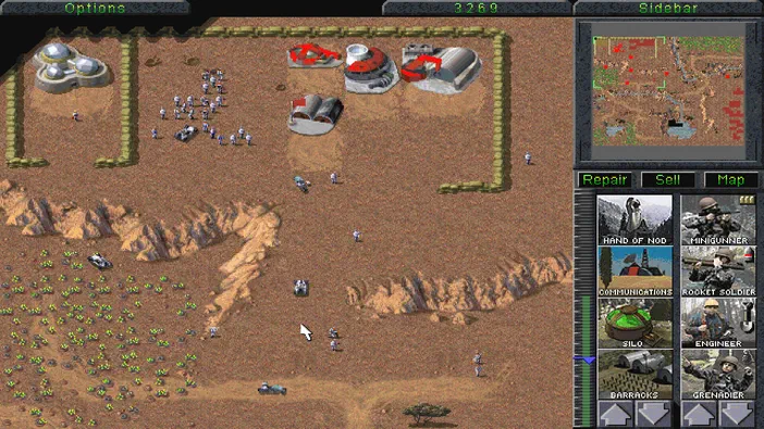 Capture d'écran du jeu de stratégie Command & Conquer™ and The Covert Operations™ montrant une base avec des bâtiments et troupes sur un terrain désertique.