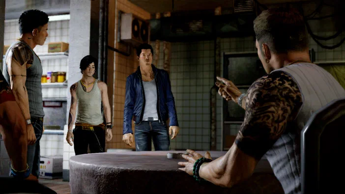 Capture d'écran du jeu Sleeping Dogs™ montrant quatre personnages masculins dans un intérieur sombre.