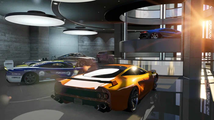 Sous-sol d'un garage moderne avec plusieurs voitures de sport et une voiture orange au premier plan dans le jeu Grand Theft Auto V Legacy.