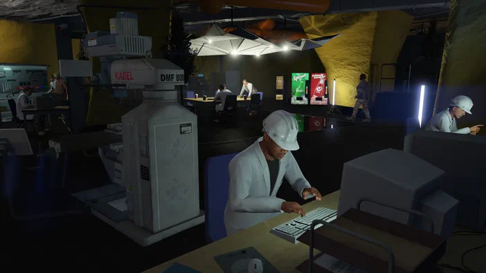 Dans Grand Theft Auto V Legacy, un personnage portant une casquette blanche tape sur un clavier dans un bureau sombre avec des machines et d'autres employés en arrière-plan.