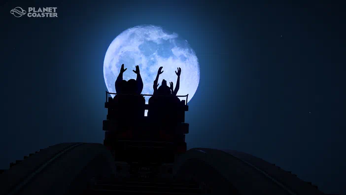 Dans le jeu Planet Coaster, des passagers sur une montagne russe lèvent les bras face à un grand disque lunaire bleu.
