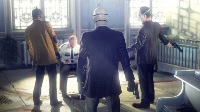 Capture d'écran du jeu Hitman: Absolution montrant l'assassin en costume noir de dos entouré par trois agents ennemis dans un bureau.