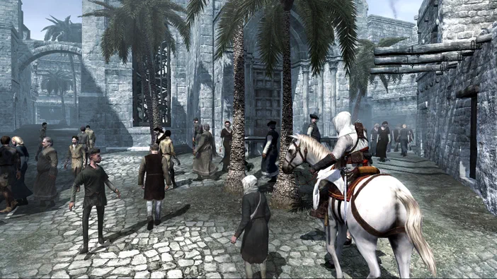 Capture d'écran du jeu Assassin's Creed montrant un personnage à cheval dans une rue pavée entouré de palmiers et de civils en tenues historiques.