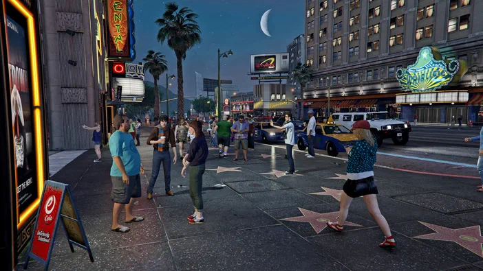 Capture d'écran du jeu vidéo Grand Theft Auto V montrant une rue animée de Los Santos avec des piétons et des étoiles sur le trottoir.