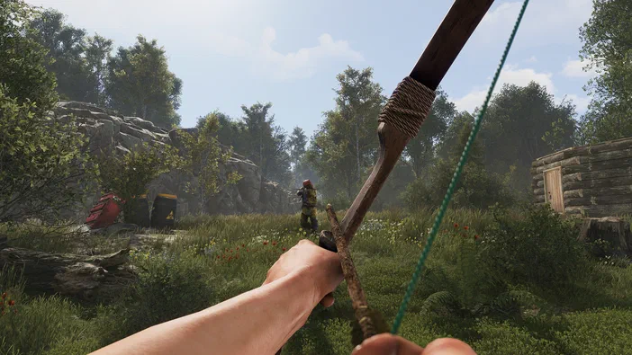 Capture d'écran du jeu Rust montrant un joueur en vue subjective tenant une arbalète dans une forêt avec des rochers et un autre personnage au loin.