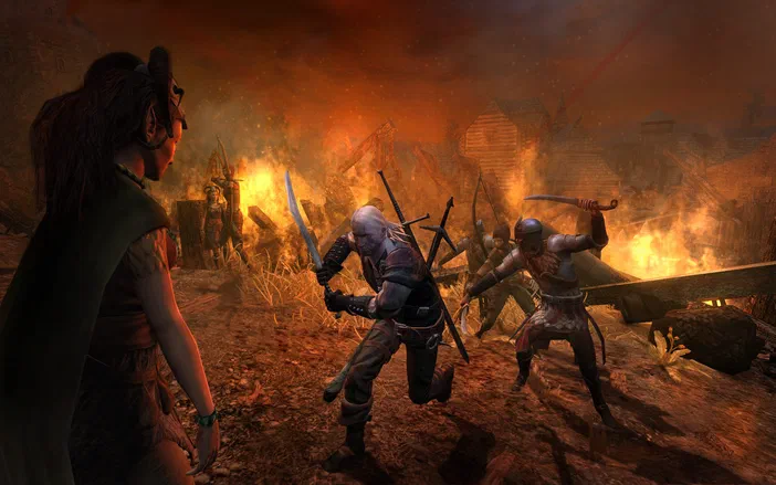 Dans The Witcher: Enhanced Edition, Geralt de Riv est en combat contre des ennemis dans un village incendié.