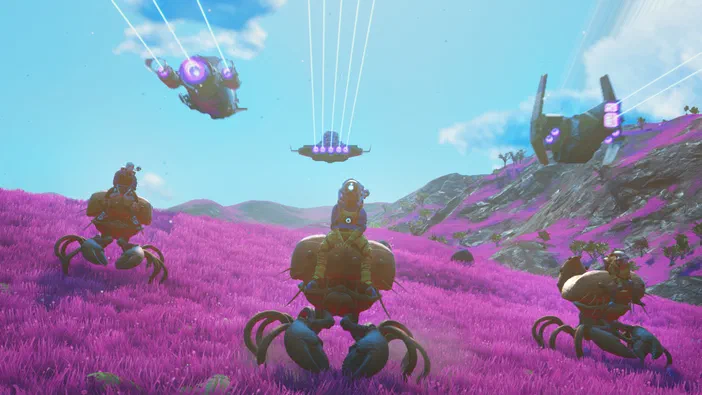 Dans le jeu vidéo No Man's Sky, trois vaisseaux spatiaux survolent une colline couverte d'herbe violette où se tiennent des robots arachnides.