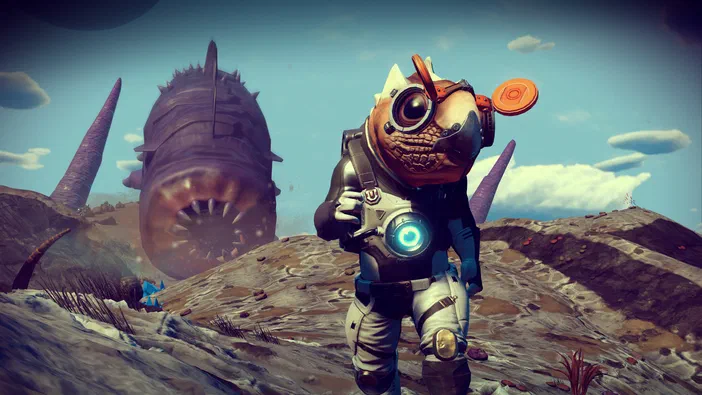 Dans le jeu vidéo No Man's Sky, un personnage en combinaison spatiale se tient sur une planète rocheuse devant une créature géante aux dents acérées.