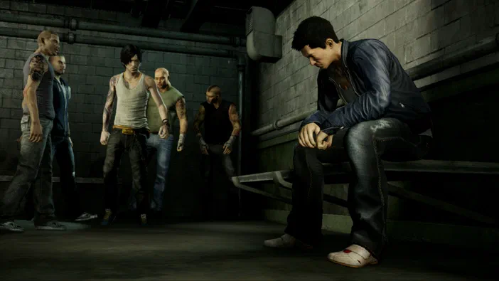 Dans le jeu Sleeping Dogs™, un personnage est assis sur des marches dans une ruelle sombre tandis que cinq autres hommes se tiennent derrière lui.