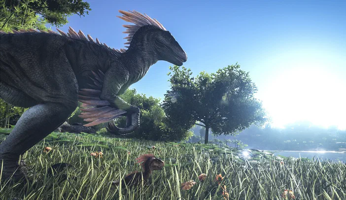 Capture d'écran du jeu vidéo ARK: Survival Evolved montrant un dinosaure à crête rose dans une prairie ensoleillée avec des arbres et de l'eau au loin.