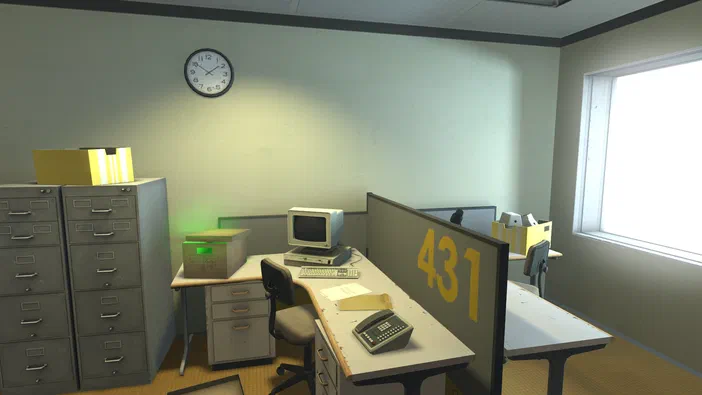 Capture d'écran du jeu vidéo The Stanley Parable montrant un bureau de style années 90 avec des armoires métalliques, une vieille imprimante et le numéro 431 sur la cloison.