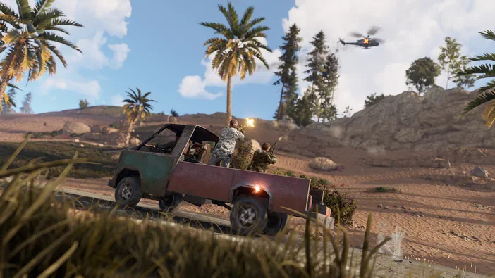 Dans le jeu Rust, des joueurs armés se tiennent dans une camionnette rouillée sur un terrain désertique avec des palmiers et un hélicoptère en arrière-plan.