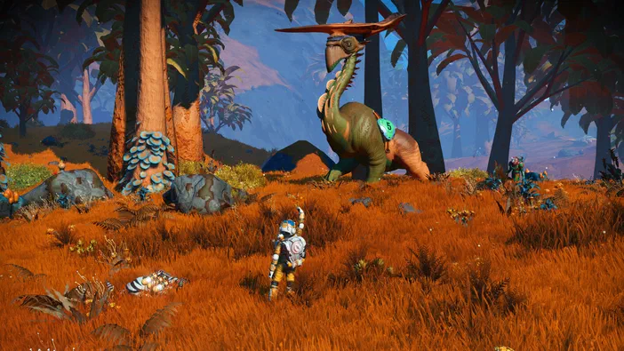 Dans le jeu vidéo No Man's Sky, un explorateur en combinaison se tient dans une prairie orange bordée de forêts et d'un grand dinosaure vert.