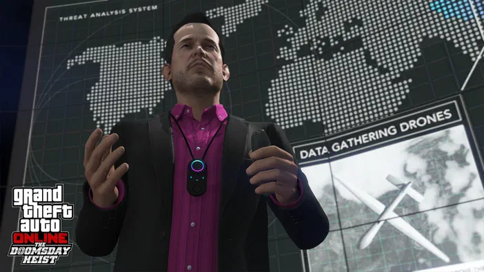 Dans Grand Theft Auto V Legacy, un personnage en costume noir et chemise rose tient une télécommande devant un écran affichant des drones de collecte de données.