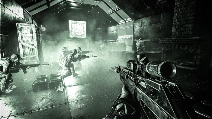 Capture d'écran du jeu vidéo ARK: Survival Evolved montrant une vue à la première personne avec un fusil de précision et plusieurs soldats en tenue tactique dans un hangar métallique sombre.