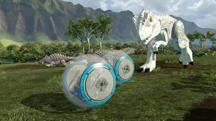 Capture d'écran du jeu LEGO Jurassic World montrant un T-Rex blanc et une créature mécanique dans un paysage verdoyant avec des montagnes en arrière-plan.
