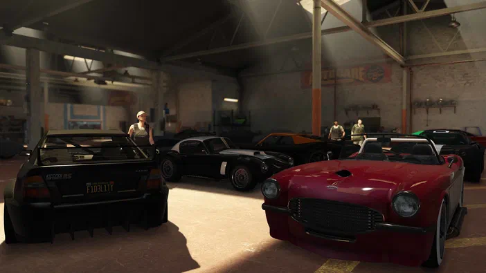 Dans un garage de Grand Theft Auto V Legacy, plusieurs voitures sportives sont stationnées avec des personnages en arrière-plan.