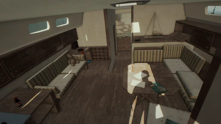 Intérieur d'une cabine de bateau dans le jeu vidéo The Forest avec des canapés et une table centrale.