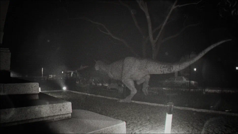 Capture d'écran du jeu Unknown Tapes montrant un dinosaure dans une scène nocturne avec des marches en pierre au premier plan.