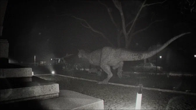 Capture d'écran du jeu Unknown Tapes montrant un dinosaure dans une scène nocturne avec des marches en pierre au premier plan.
