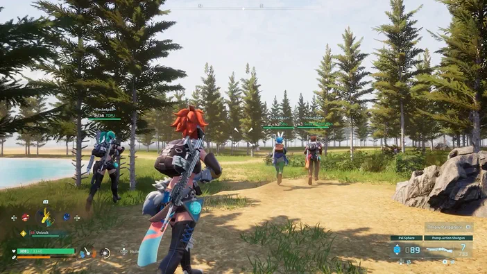 Capture d'écran du jeu Palworld montrant quatre personnages équipés de fusils marchant sur un sentier dans une forêt avec des pins et un lac en arrière-plan.
