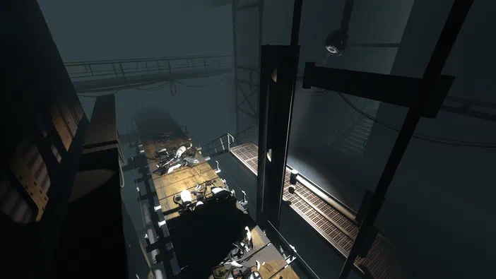 Vue d'un niveau de Portal 2 montrant des plateformes métalliques et un environnement industriel sombre.